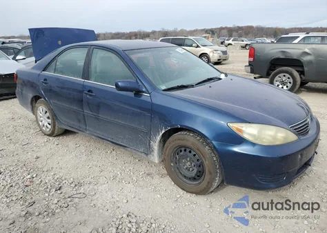 2005 Toyota Camry Le z USA, uszkodzony, nr VIN 4T1BE32K15U064845